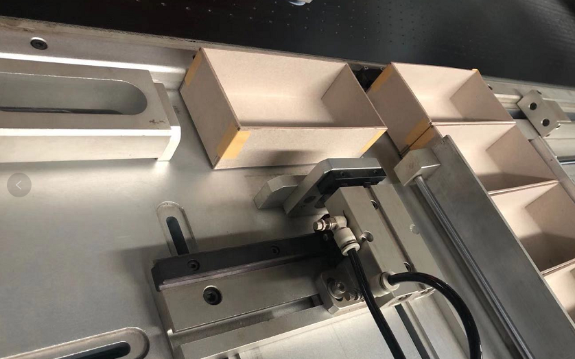 Positionnement de la bo&icirc;te Machine de fabrication